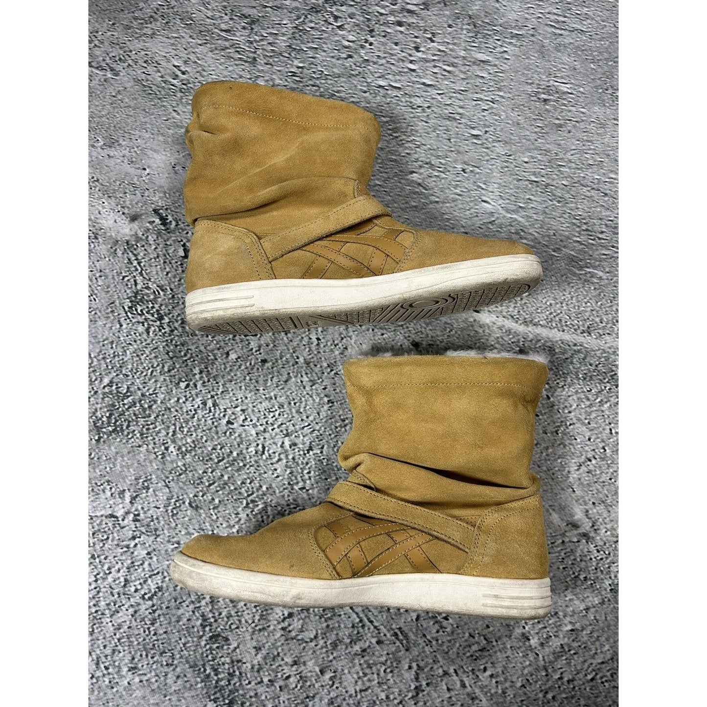 Onitsuka Tiger boots fur winter beige