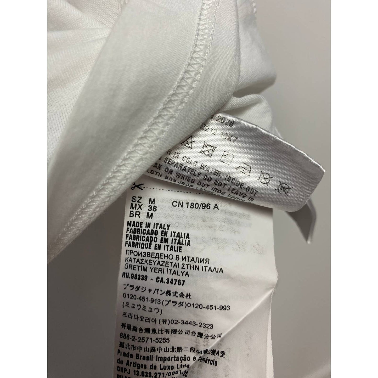 Prada t-shirt small logo red white