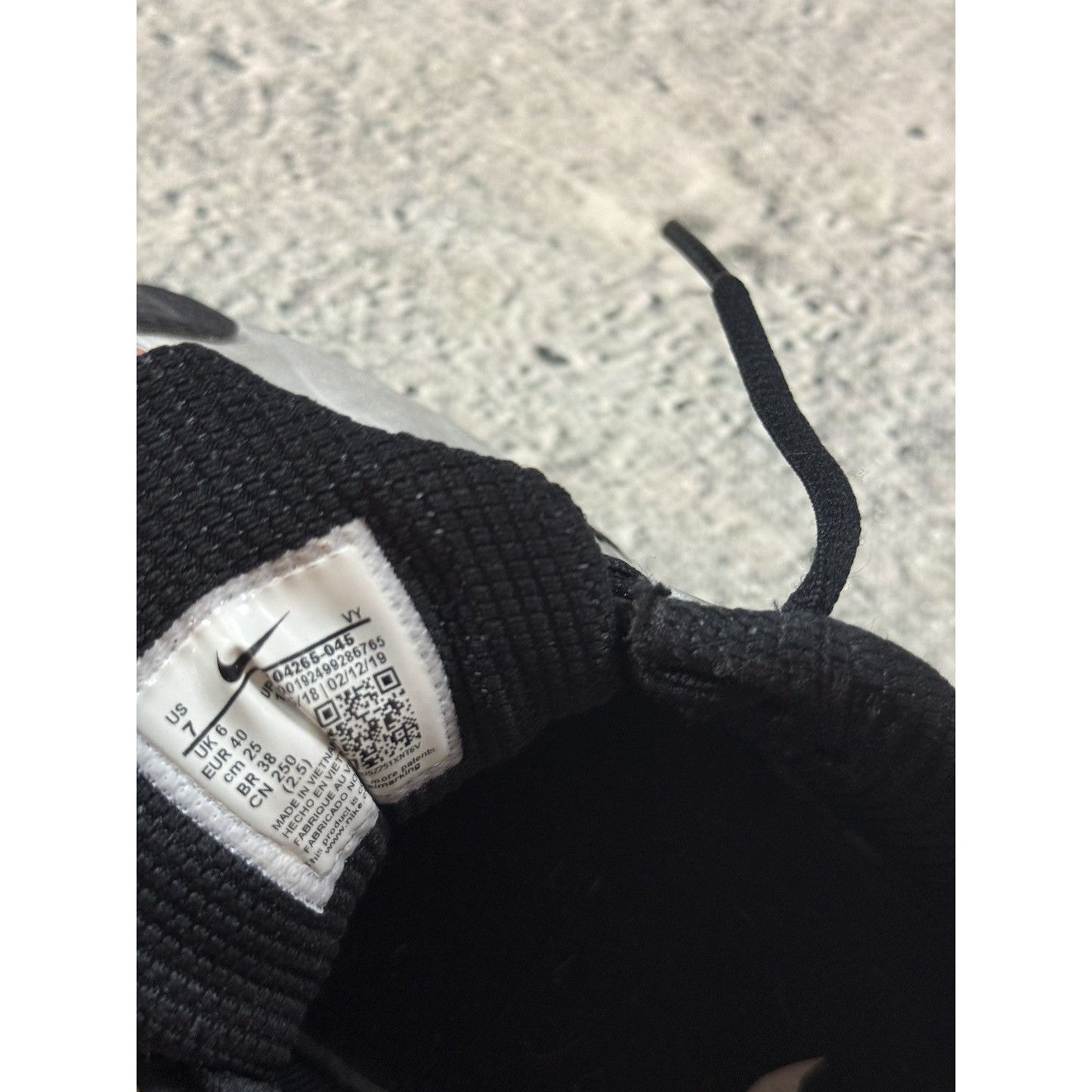 Nike Shox R4 sneakers black silver street shoes low