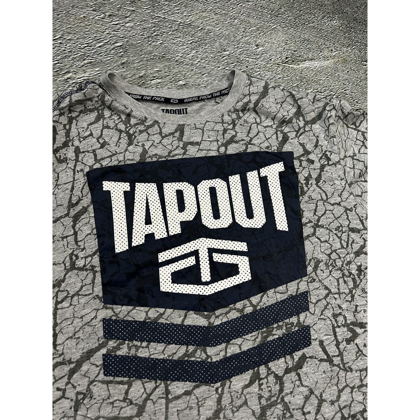 Tapout Vintage Y2K T-shirt big logo grey