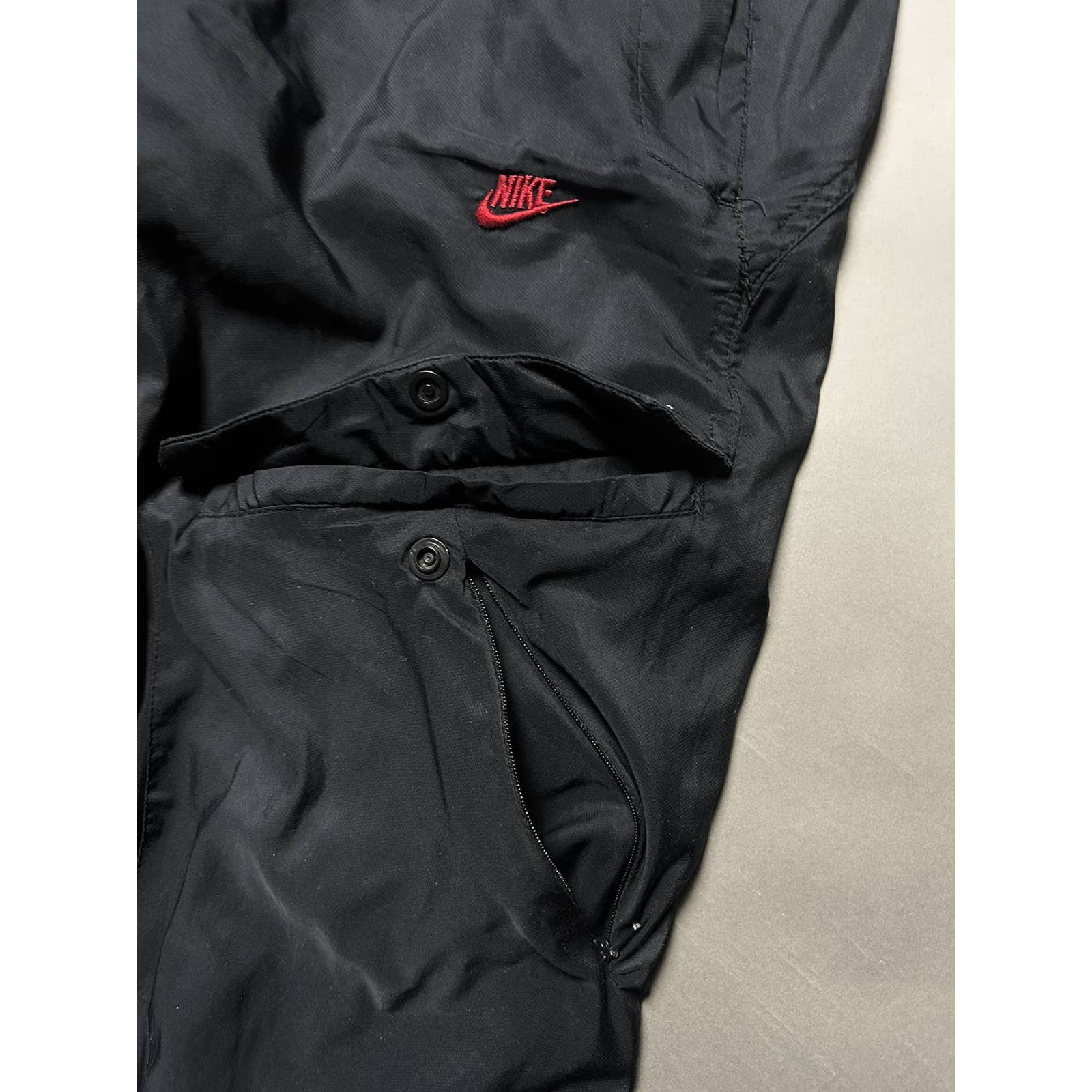 Authentic Nike parachute pants Red - black Sportwear 🎾 ÉTAT / EXCELLENT 🎾  SIZE / M 🎾 PRICE 💸 : 4000 DA