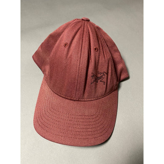 Arc’teryx vintage burgundy cap bird small logo