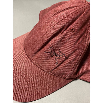 Arc’teryx vintage burgundy cap bird small logo